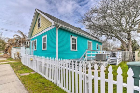 Galveston ‘Blue Bungalow’ - Walk to Beach!